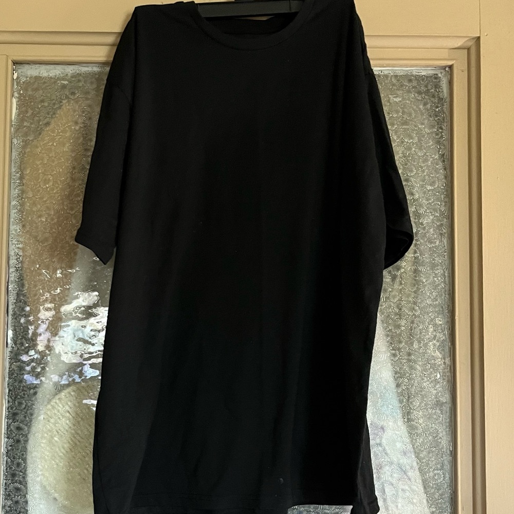 Oversized black T